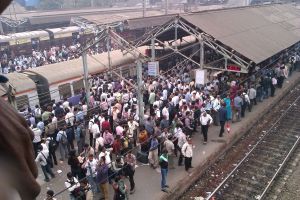 The crowd on Thane station waiting for the train to arrive.