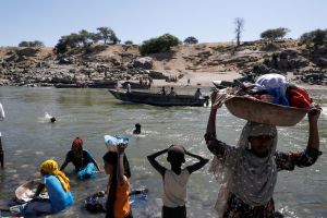 Women carry laundry on the border of Ethiopia and Somalia 
