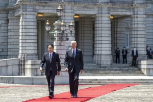 Joe Biden meets Kishida Fumio on the way to a NATO meeting
