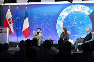 Paweł Markiewicz, Vanessa Audemard d'Alançon, and Ari Tabatabai onstage at the Chicago Council Conference Center.