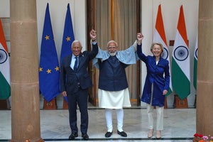 Indian Prime Minister Narendra Modi, center, welcomes European Council President Antonio Costa, left and European Commission President Ursula von der Leyen before their meeting in New Delhi, India, Tuesday, Jan. 27,2026.