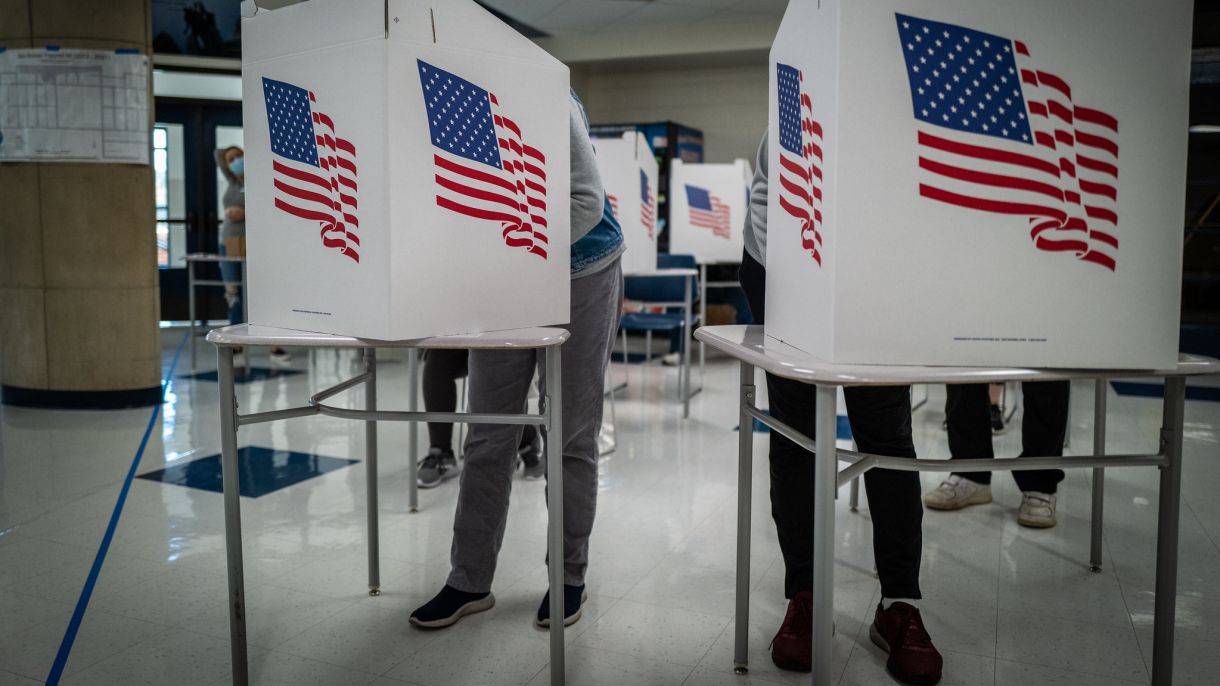 Voters in Des Moines precincts 44, 58 and 59 cast their ballots at Callanan Middle School.