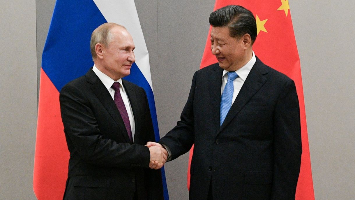 Putin and Xi Jin Ping shake hands