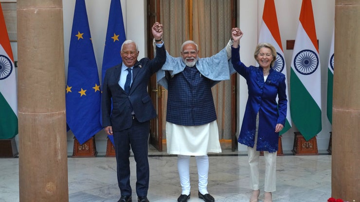 Indian Prime Minister Narendra Modi, center, welcomes European Council President Antonio Costa, left and European Commission President Ursula von der Leyen before their meeting in New Delhi, India, Tuesday, Jan. 27,2026.