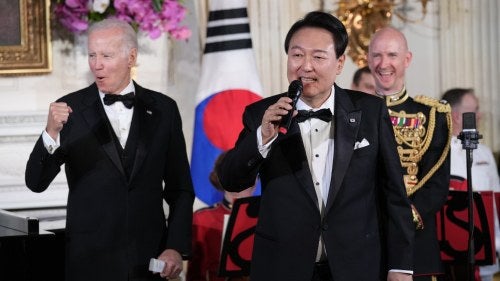 Yoon Seok-yeol sings at the White House with Joe Biden