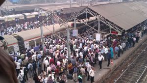  The crowd on Thane station waiting for the train to arrive.