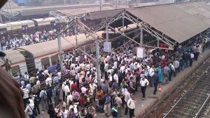 The crowd on Thane station waiting for the train to arrive.
