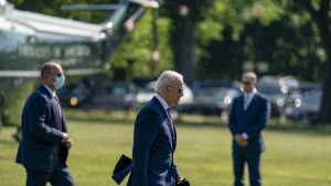 President Biden leaves helicopter