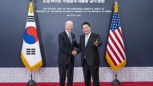 President Biden and President Yoon pose for a photograph