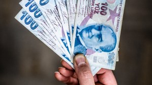 A person holds six hundred Turkish Lira banknotes