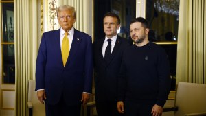 Donald Trump, Emmanuel Macron, and Volodymyr Zelenskyy pose before a meeting