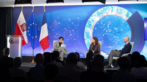 Paweł Markiewicz, Vanessa Audemard d'Alançon, and Ari Tabatabai onstage at the Chicago Council Conference Center.